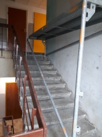 Rusztowanie elewacyjne na klatce schodowej