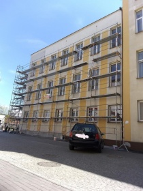 Montaż rusztowania elewacyjnego na elewacji hotelu w Tomaszowie Mazowieckim