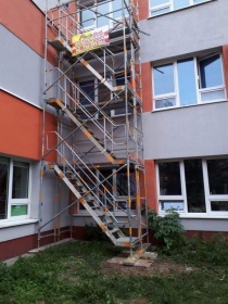 Montaż schodni na terenie szpitala w Belchatowie